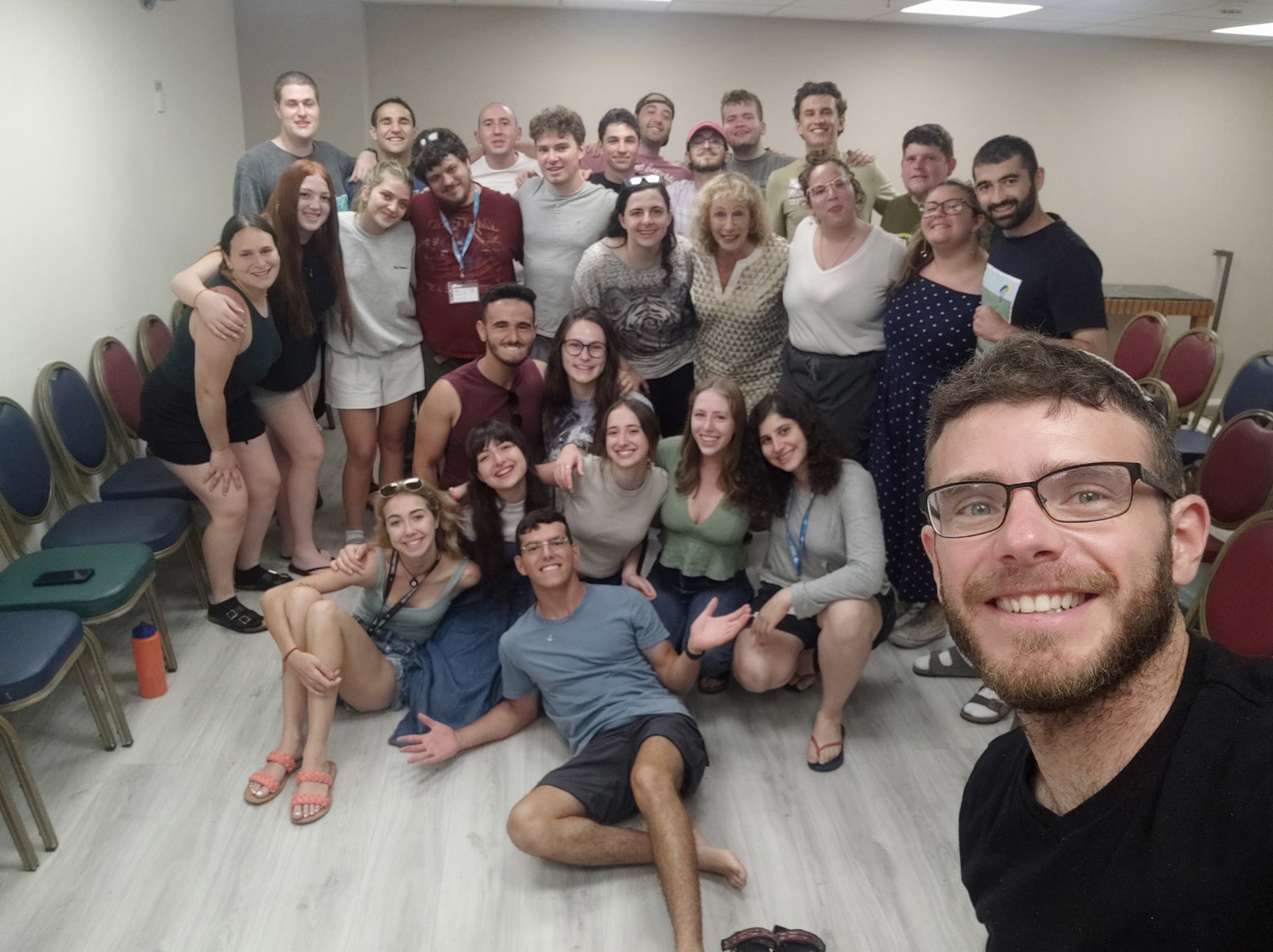 דן עם קבוצה בחוויה משותפת