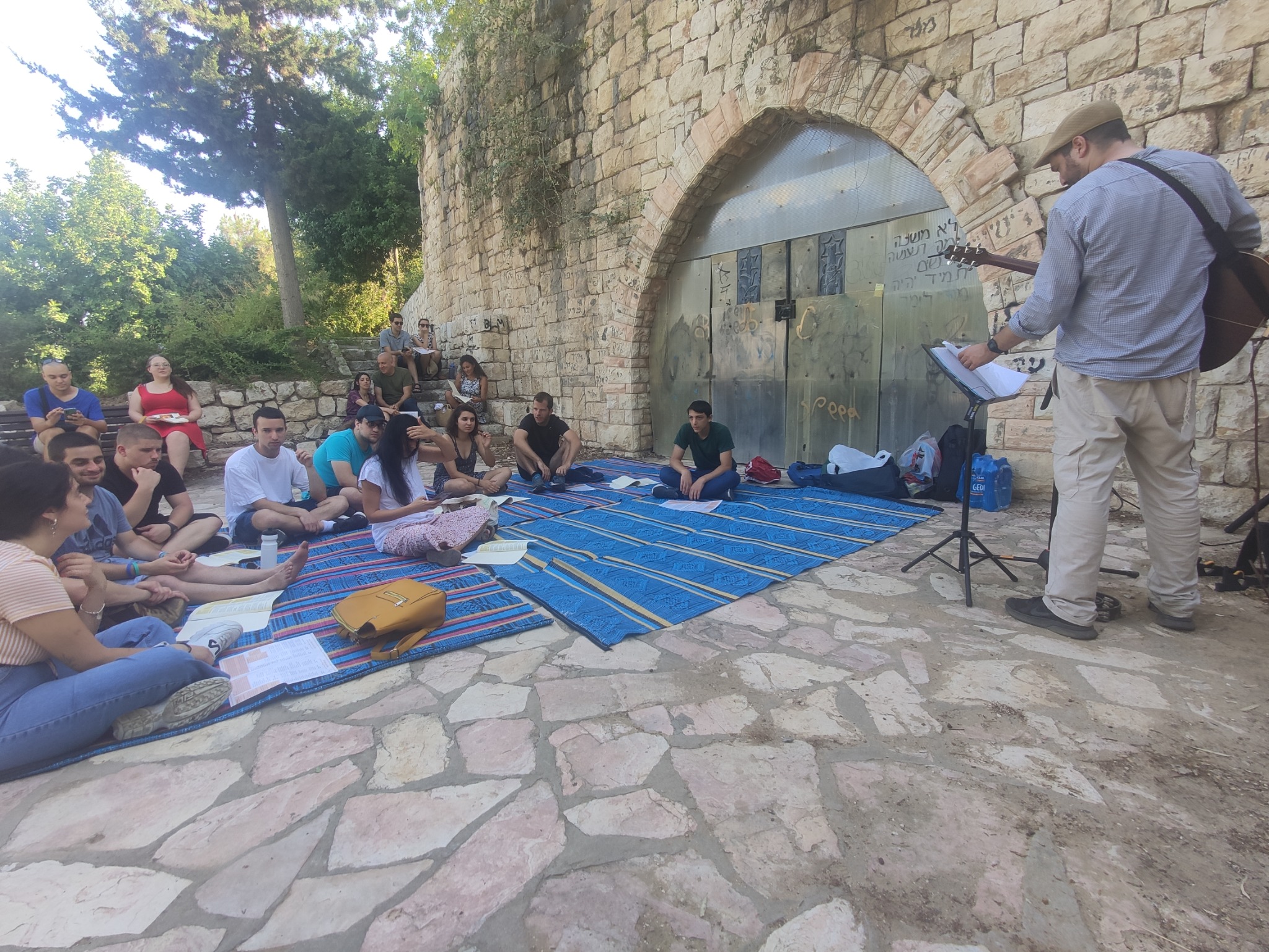 קבוצה בפעילות חווייתית בחוץ