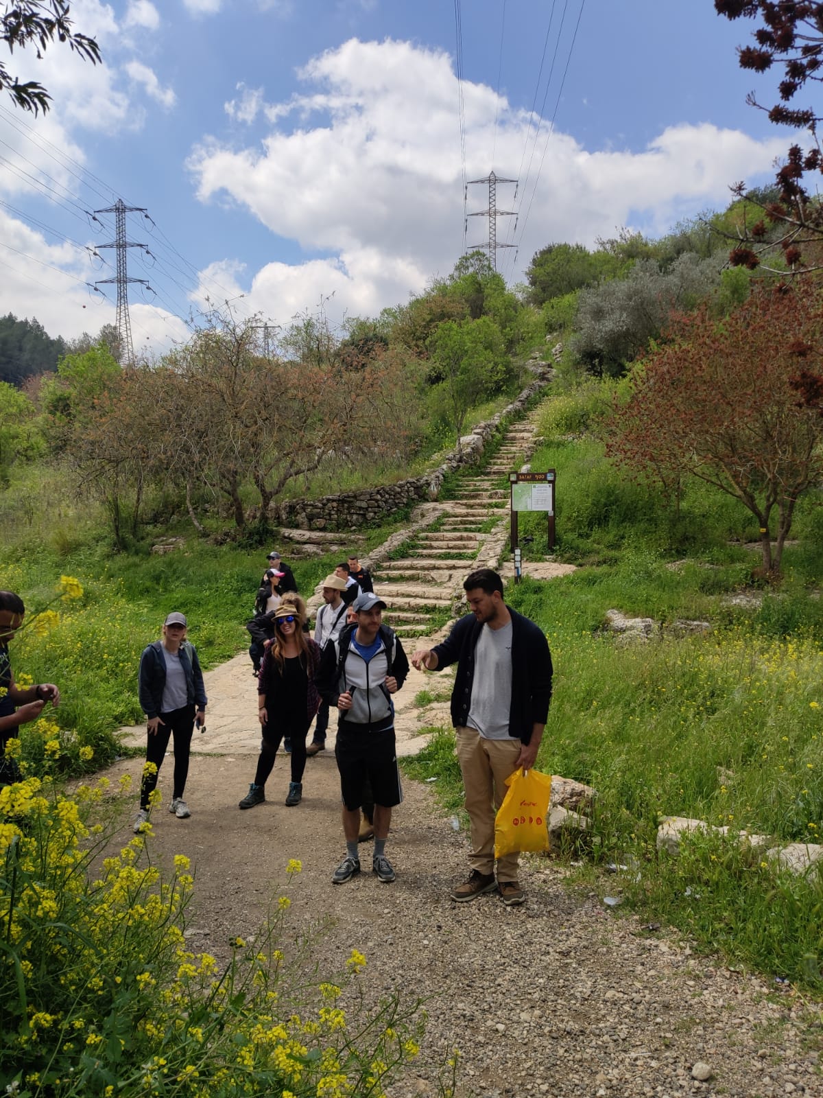 קבוצה בהליכה בשביל בטבע