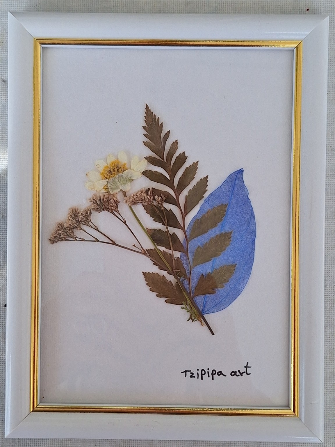 יצירה ממסגרת עם פרחים מיובשים